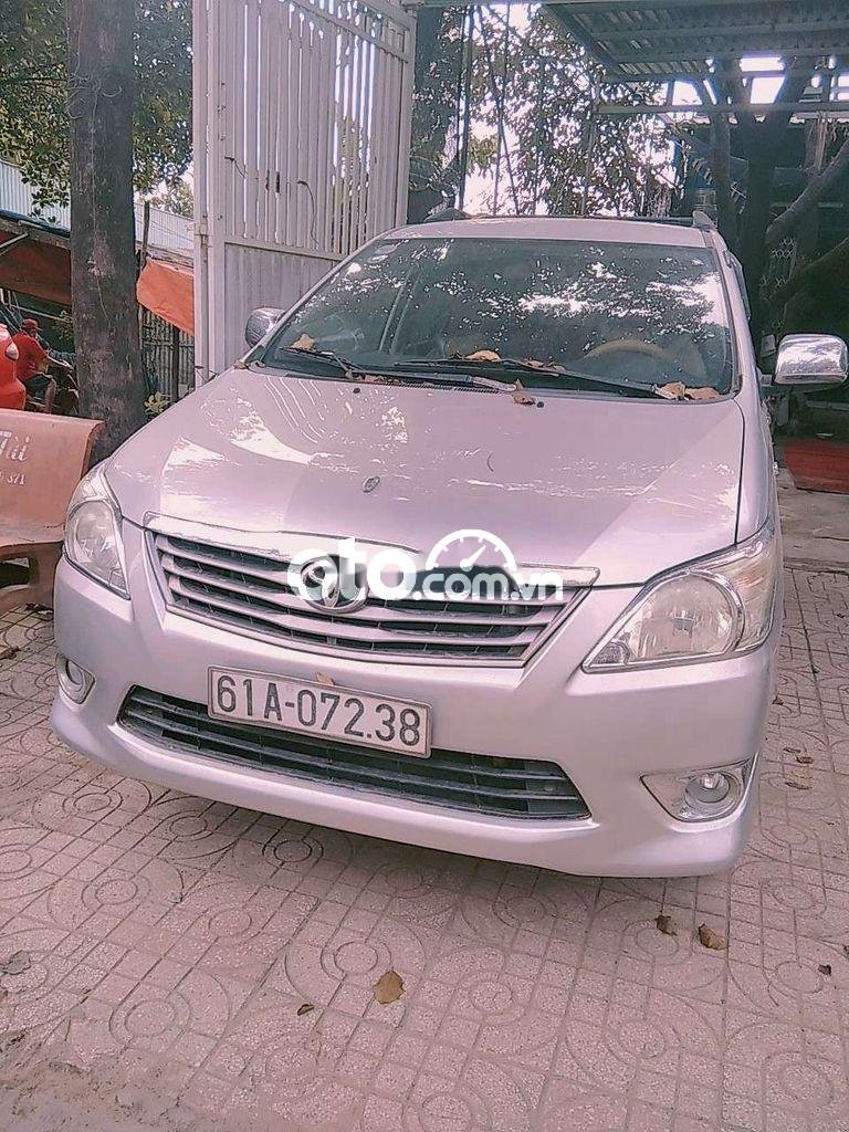 Toyota Innova V 2012 - Bán xe Toyota Innova V năm sản xuất 2012, màu bạc chính chủ