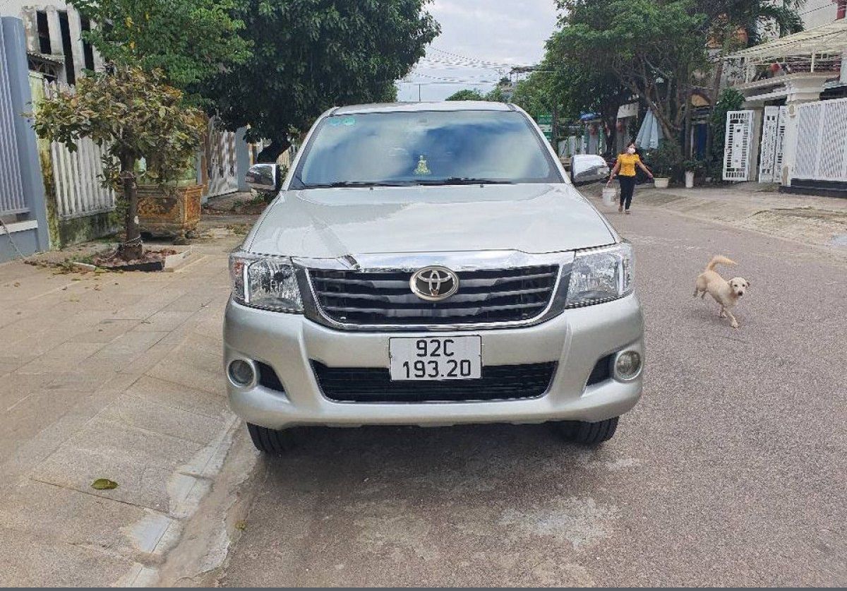 Toyota Hilux 2011 - Bán Toyota Hilux đời 2011, màu bạc, giá chỉ 368 triệu