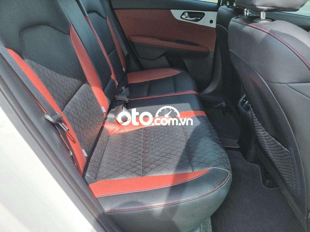 Kia Cerato 2019 - Bán xe Kia Cerato Premium sản xuất năm 2019, màu trắng còn mới, 595tr