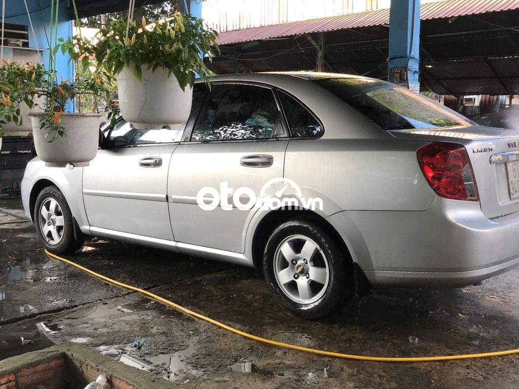 Chevrolet Lacetti MT 2011 - Bán xe Chevrolet Lacetti MT sản xuất năm 2011, màu bạc xe gia đình