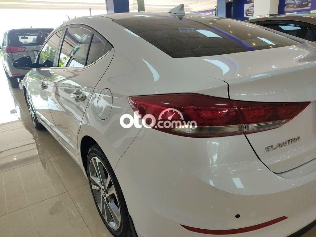 Hyundai Elantra   2.0 AT 2018 - Bán Hyundai Elantra 2.0 AT đời 2018, màu trắng như mới, 560 triệu