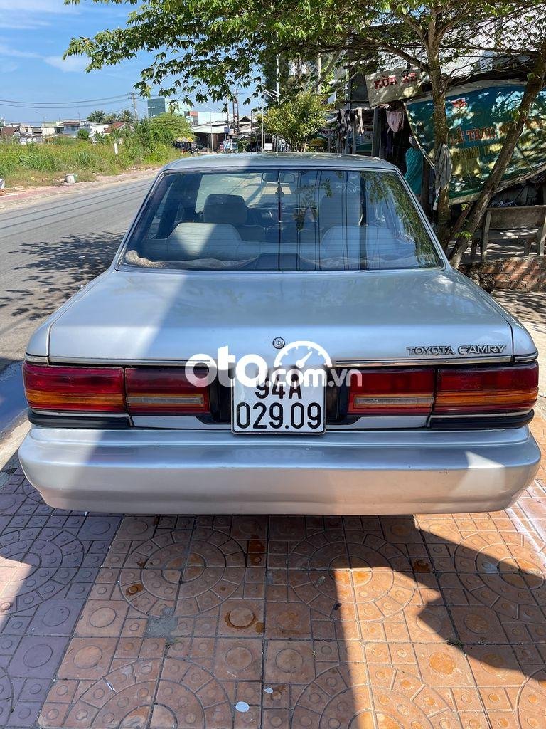 Toyota Camry 1988 - Bán Toyota Camry sản xuất 1988, màu bạc, nhập khẩu nguyên chiếc