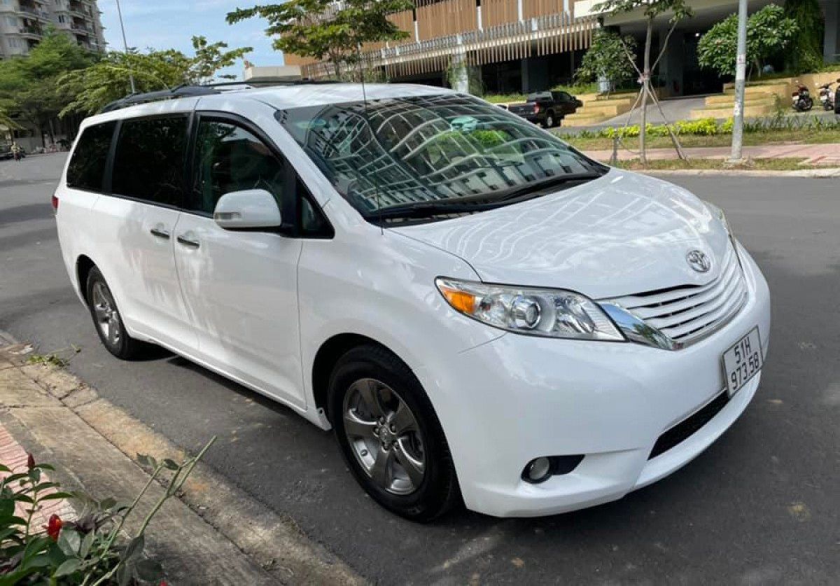 Toyota Sienna 2011 - Bán Toyota Sienna sản xuất 2011, màu trắng, giá chỉ 962 triệu