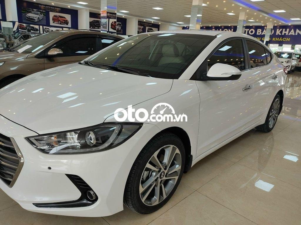 Hyundai Elantra   2.0 AT 2018 - Bán Hyundai Elantra 2.0 AT đời 2018, màu trắng như mới, 560 triệu