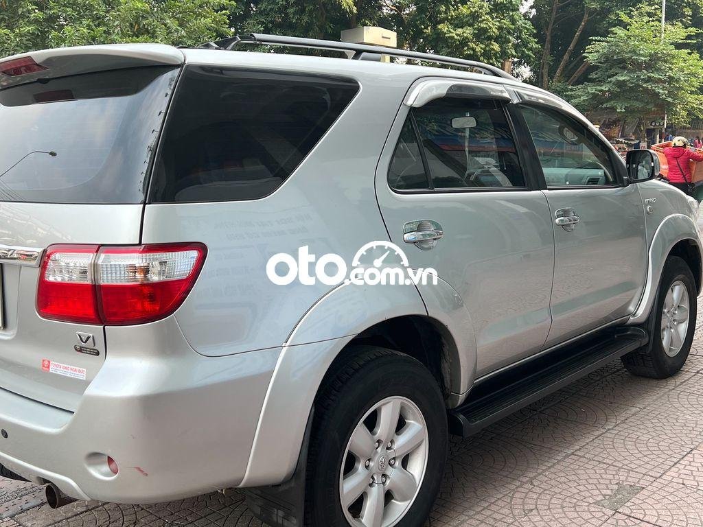 Toyota Fortuner V 2010 - Bán ô tô Toyota Fortuner V đời 2010, màu bạc