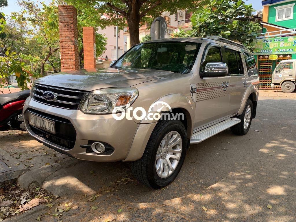 Ford Everest MT 2013 - Bán xe Ford Everest MT đời 2013, màu xám còn mới