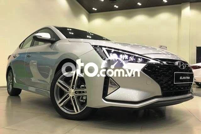 Hyundai Elantra  1.6AT 2021 - Cần bán xe Hyundai Elantra 1.6AT sản xuất 2021, màu bạc, giá tốt