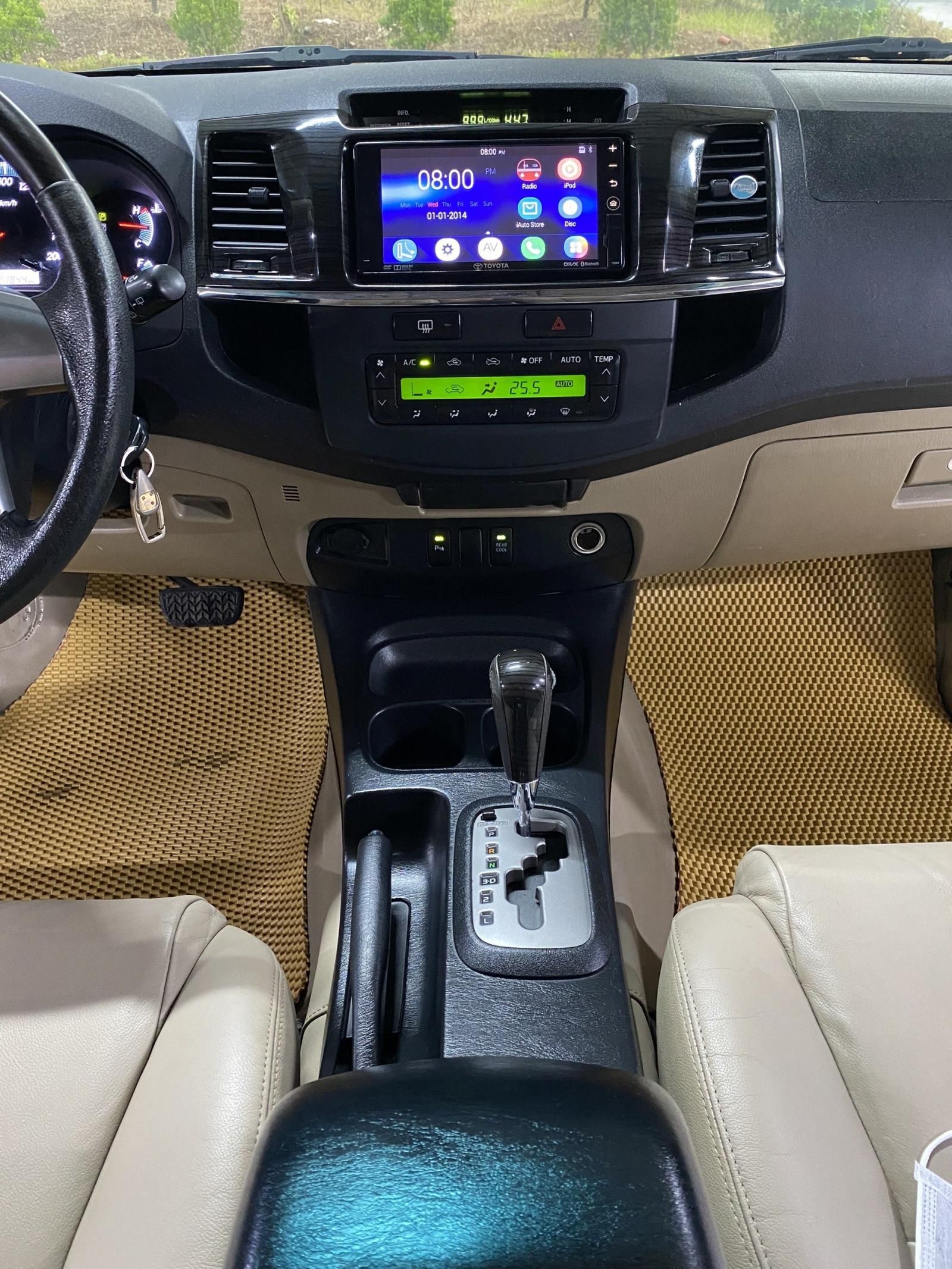 Toyota Fortuner V 2015 - Bán xe Toyota Fortuner V đăng ký lần đầu 2015(chính chủ xử dụng từ đầu) xe gia đình giá chỉ 570tr. Liên hệ 0987888262