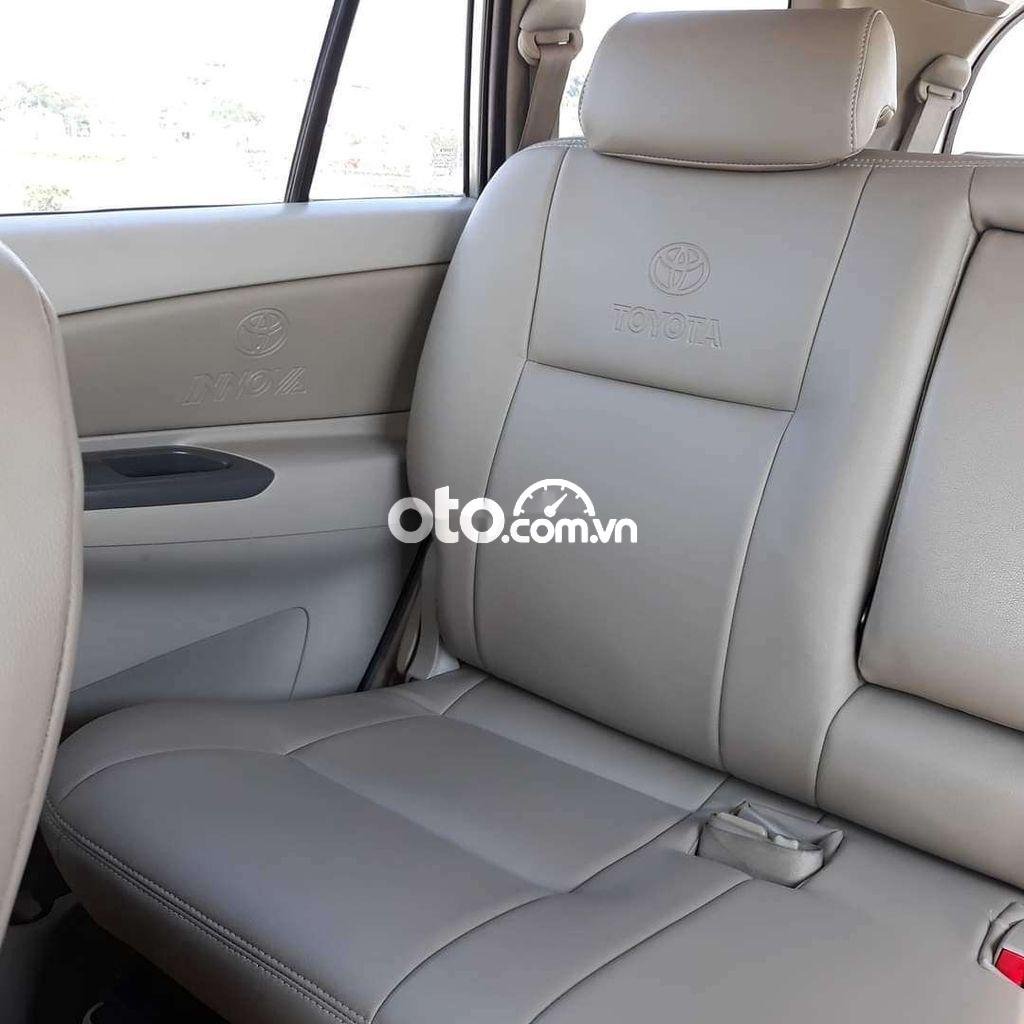 Toyota Innova 2.0E 2014 - Cần bán gấp Toyota Innova 2.0E đời 2014, màu bạc số sàn