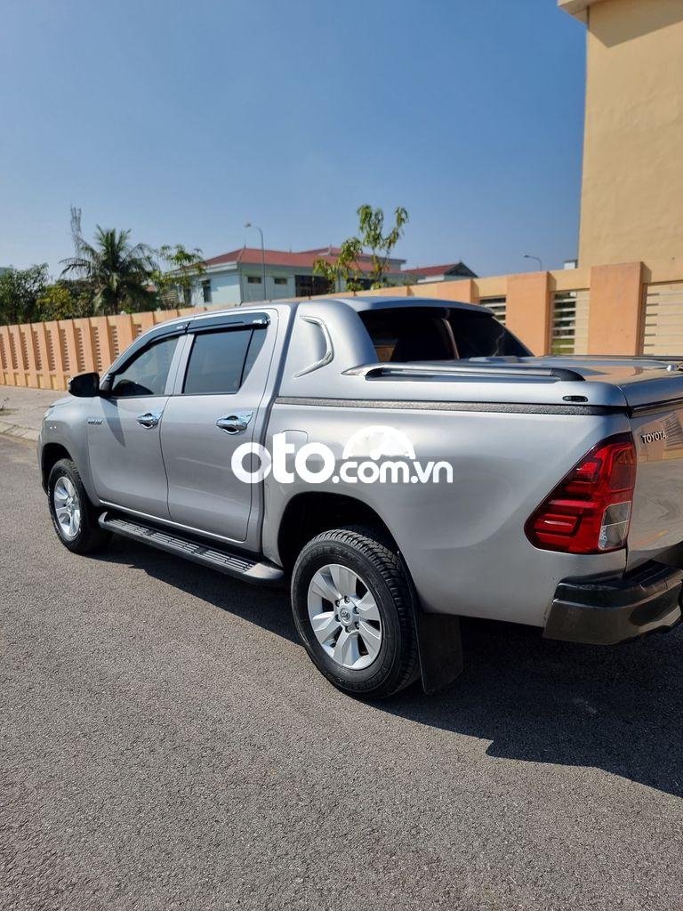 Toyota Hilux  E  2018 - Bán ô tô Toyota Hilux E đời 2018, màu bạc, nhập khẩu số tự động