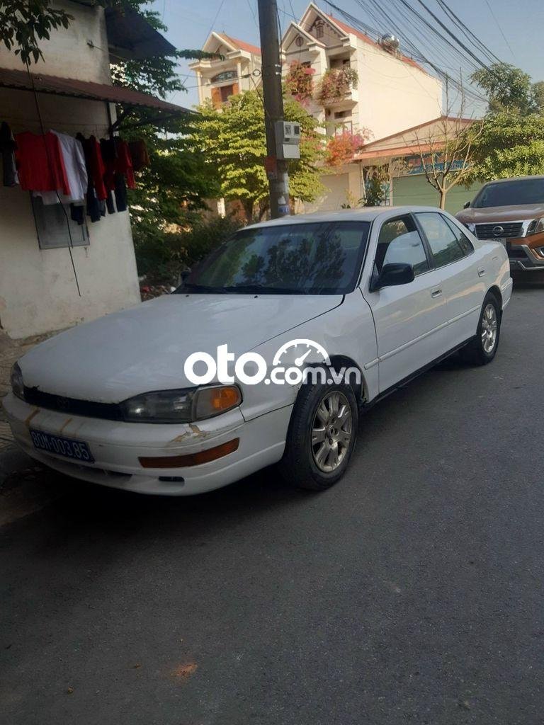 Toyota Camry  MT 1994 - Cần bán gấp Toyota Camry MT năm sản xuất 1994, màu trắng, xe nhập 