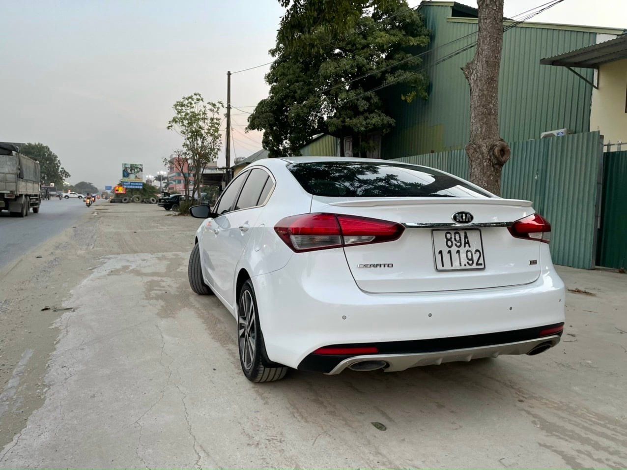 Kia Cerato 2.0AT Premium 2017 - Cần bán xe Kia Cerato AT sản xuất 2017, màu trắng, giá 498tr