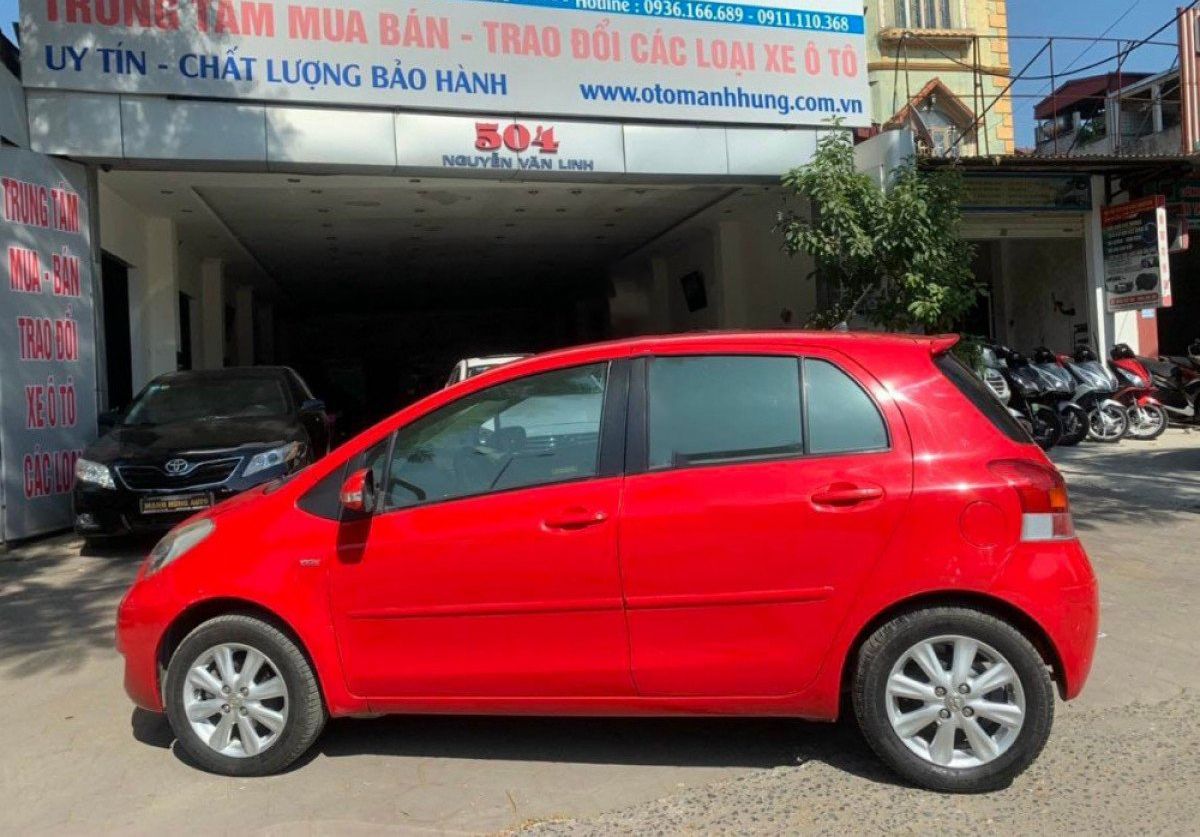 Toyota Yaris 2011 - Cần bán gấp Toyota Yaris 1.3E AT đời 2011, màu đỏ, nhập khẩu nguyên chiếc giá cạnh tranh