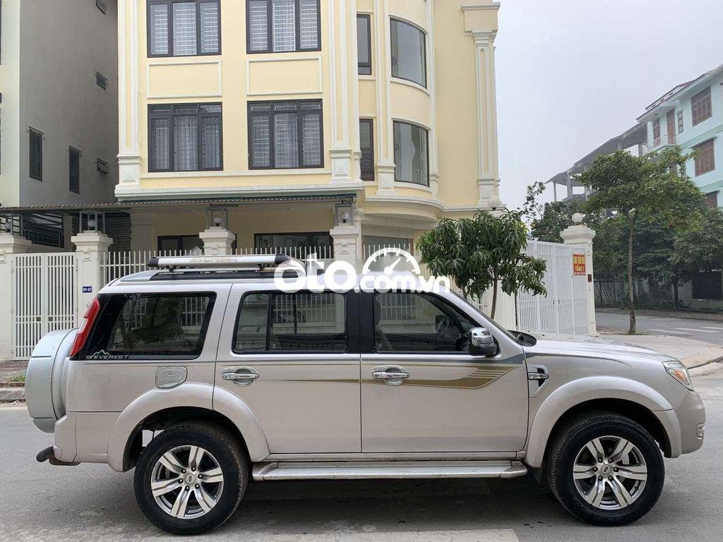 Ford Everest  MT  2011 - Cần bán gấp Ford Everest MT đời 2011, màu bạc còn mới