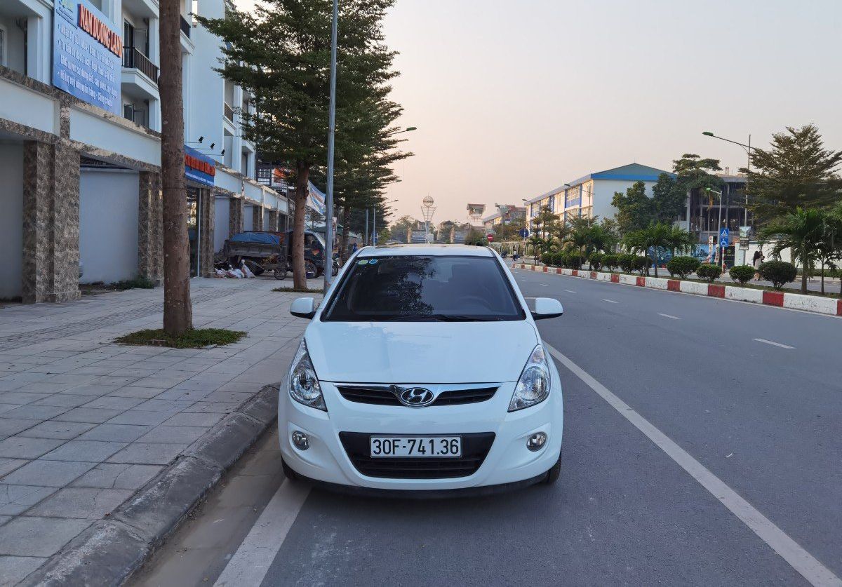 Hyundai i20   AT  2010 - Cần bán gấp Hyundai i20 AT sản xuất năm 2010, màu trắng, nhập khẩu nguyên chiếc còn mới