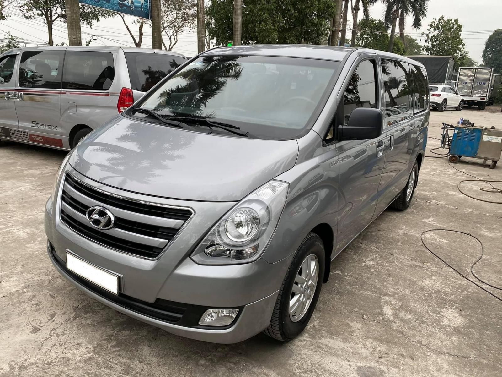 Hyundai Starex 2017 - Bán Hyundai Starex 9 chỗ đời cuối 2017, máy dầu, số sàn. Xe nhập khẩu, odo 5,5 vạn km