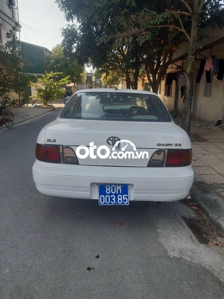 Toyota Camry  MT 1994 - Cần bán gấp Toyota Camry MT năm sản xuất 1994, màu trắng, xe nhập 