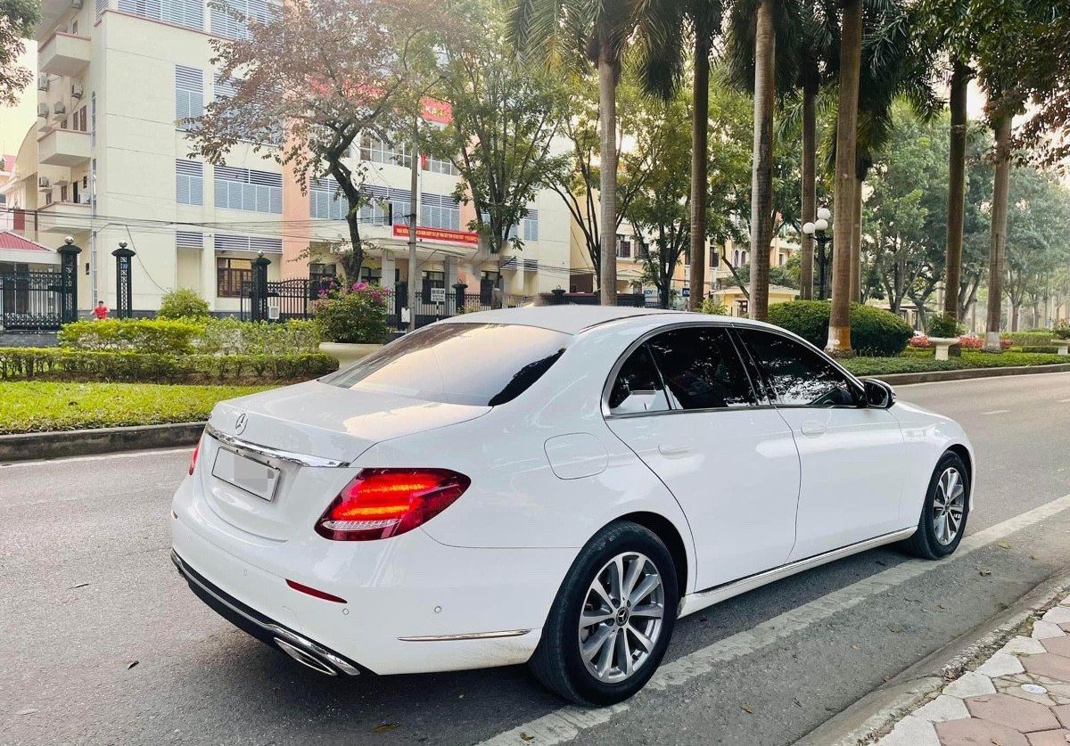 Mercedes-Benz 2018 - Cần bán xe Mercedes E200 sản xuất năm 2018, màu trắng như mới