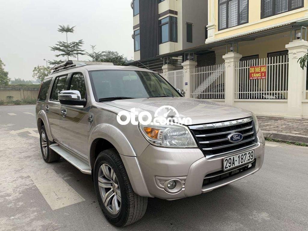 Ford Everest  MT  2011 - Cần bán gấp Ford Everest MT đời 2011, màu bạc còn mới