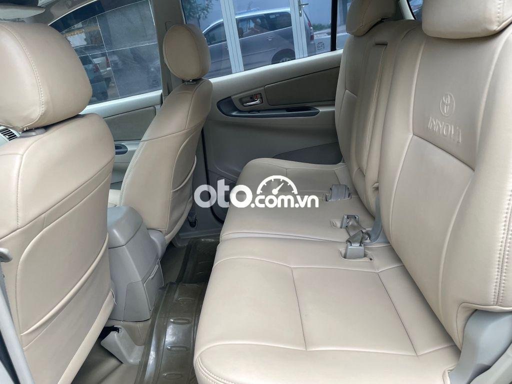 Toyota Innova   E 2014 - Bán xe Toyota Innova E đời 2014, màu bạc, giá tốt