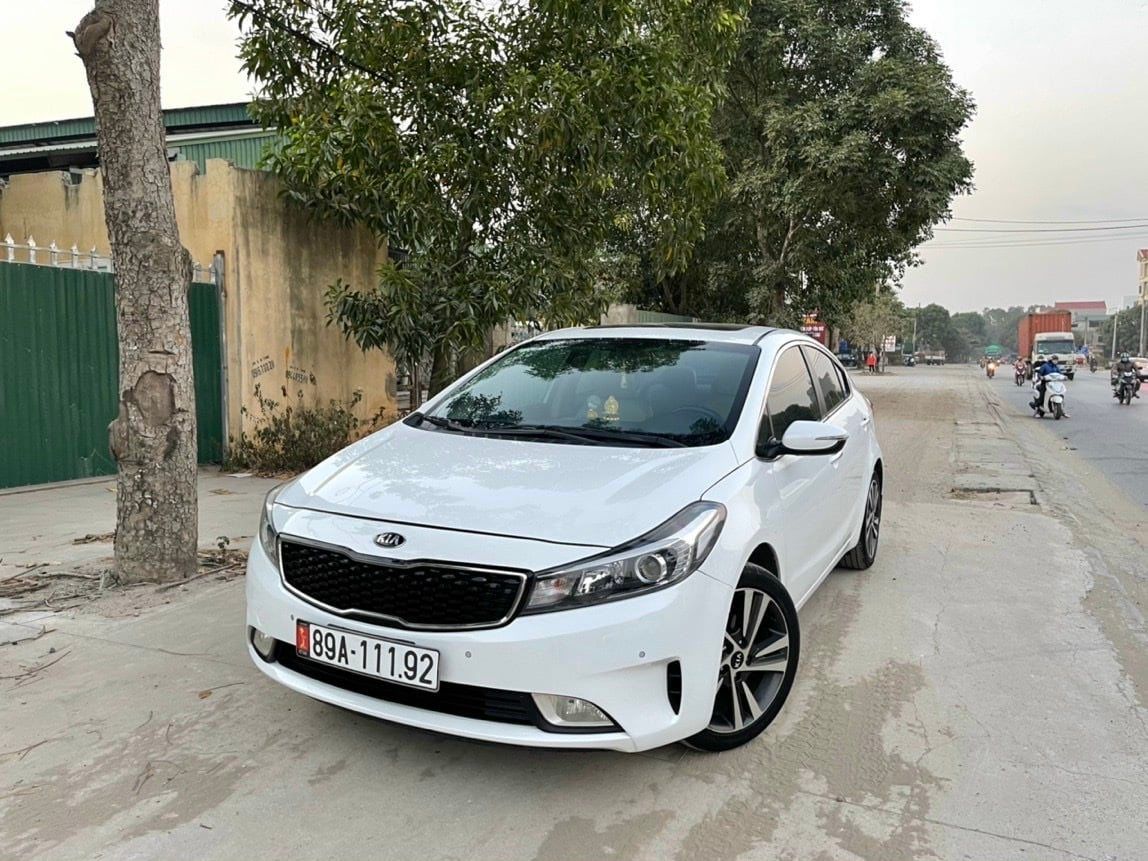 Kia Cerato 2.0AT Premium 2017 - Cần bán xe Kia Cerato AT sản xuất 2017, màu trắng, giá 498tr