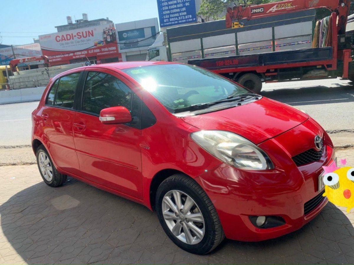 Toyota Yaris 2011 - Cần bán gấp Toyota Yaris 1.3E AT đời 2011, màu đỏ, nhập khẩu nguyên chiếc giá cạnh tranh