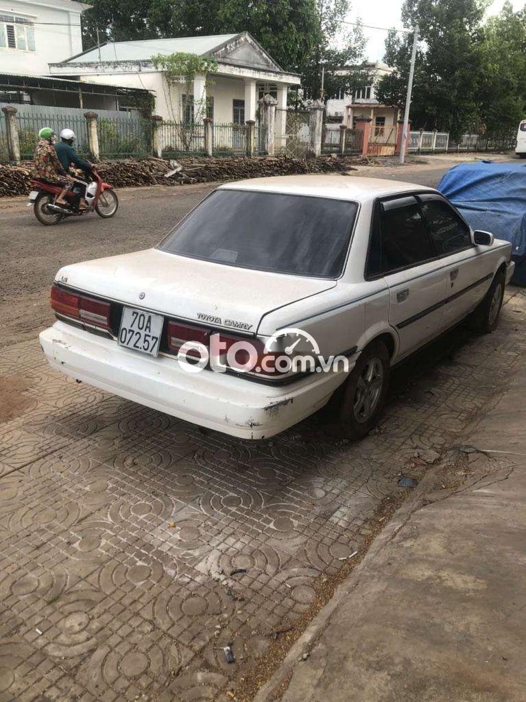 Toyota Camry MT 1988 - Bán Toyota Camry MT năm sản xuất 1988, màu trắng, nhập khẩu