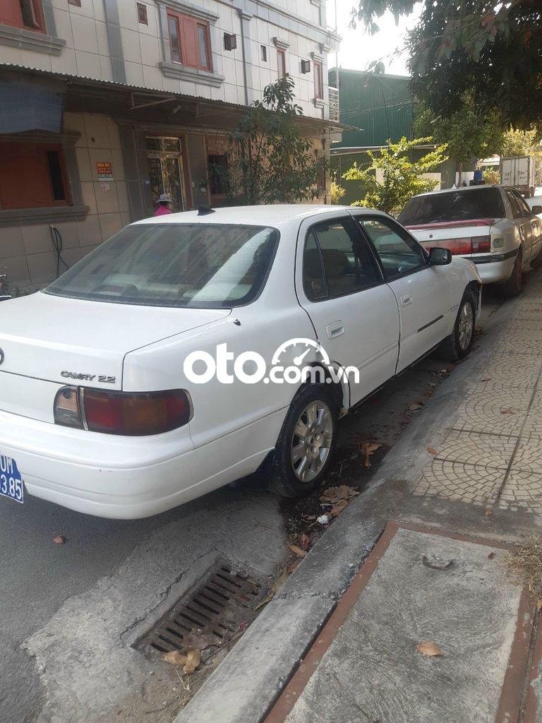 Toyota Camry  MT 1994 - Cần bán gấp Toyota Camry MT năm sản xuất 1994, màu trắng, xe nhập 