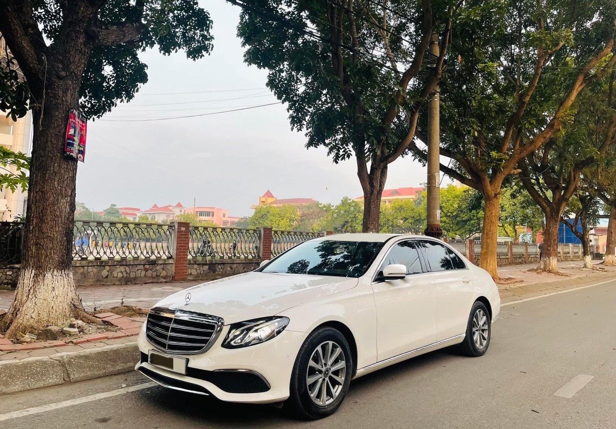 Mercedes-Benz 2018 - Cần bán xe Mercedes E200 sản xuất năm 2018, màu trắng như mới