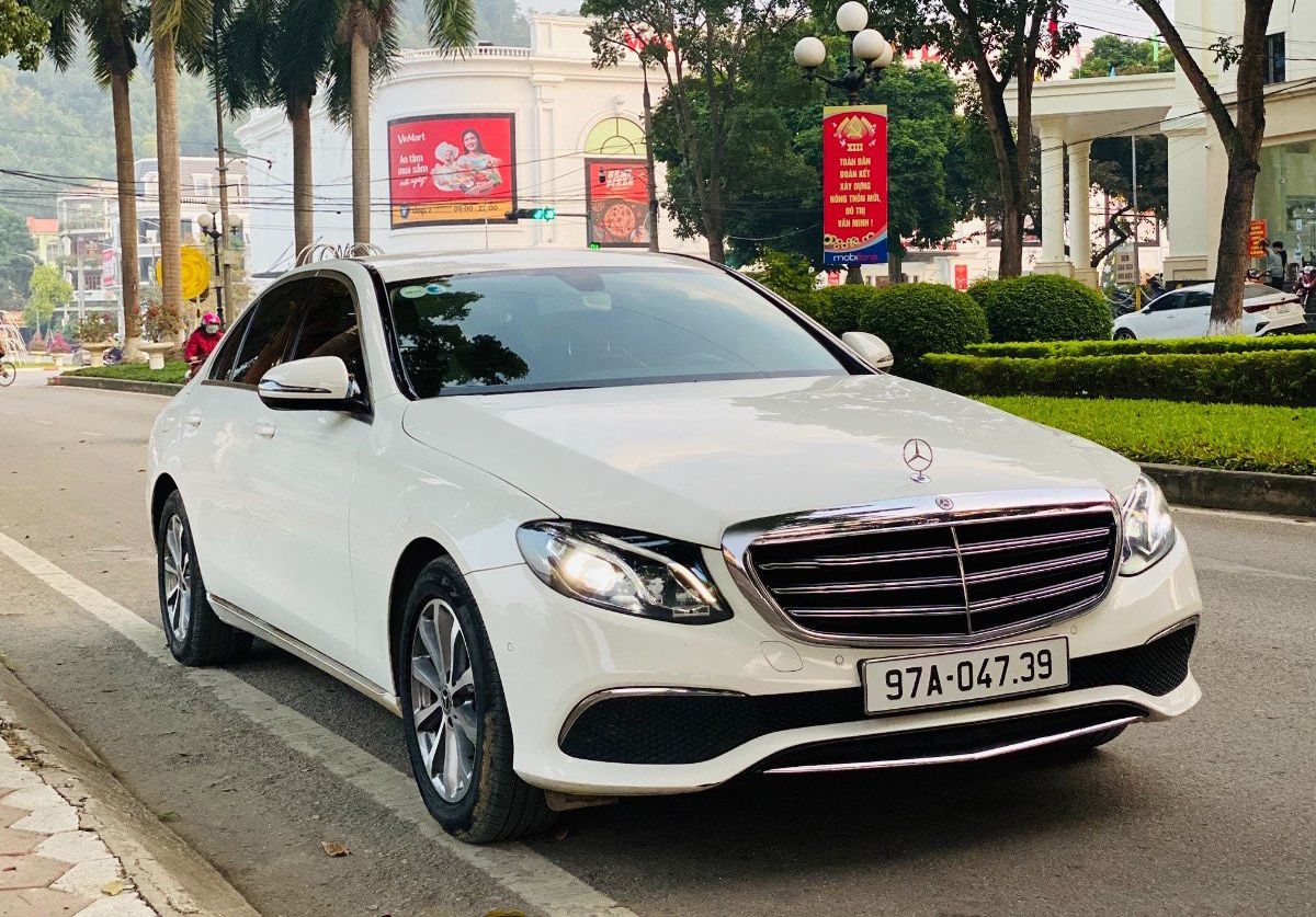 Mercedes-Benz 2019 - Bán xe Mercedes E200 đời 2019, màu trắng, nhập khẩu nguyên chiếc chính chủ