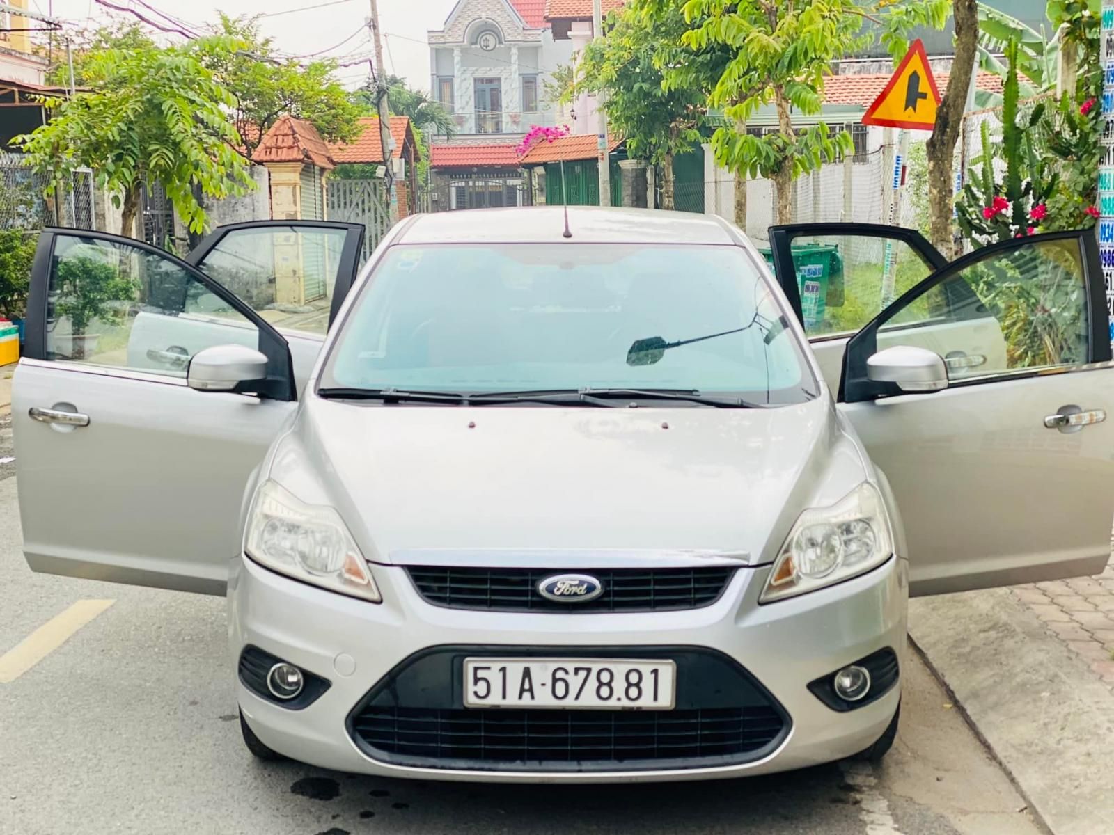 Ford Focus AT 2009 - Cần bán Ford Focus màu bạc giá chỉ 255 triệu