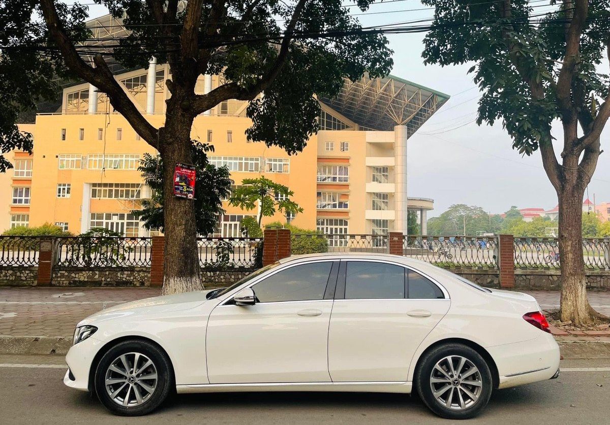 Mercedes-Benz 2018 - Cần bán xe Mercedes E200 sản xuất năm 2018, màu trắng như mới