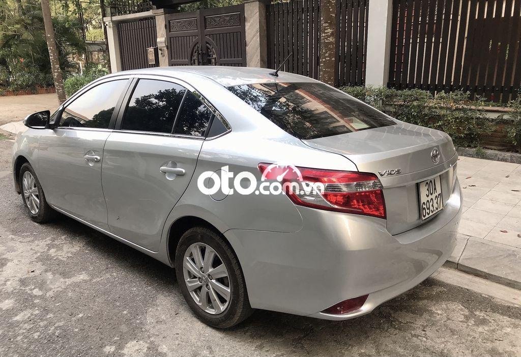 Toyota Vios E 2015 - Bán Toyota Vios E năm 2015, màu bạc chính chủ giá cạnh tranh