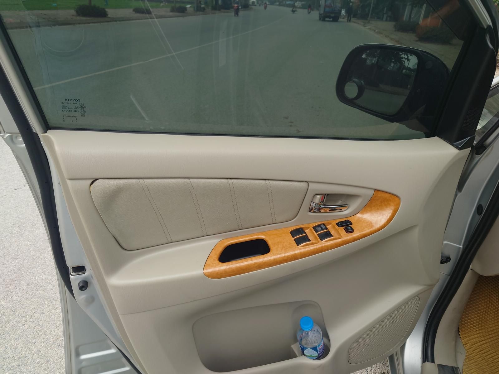 Toyota Innova V 2009 - Cần bán Toyota Innova V sản xuất 2009, giá chỉ 305 triệu, trang bị nhiều tính năng