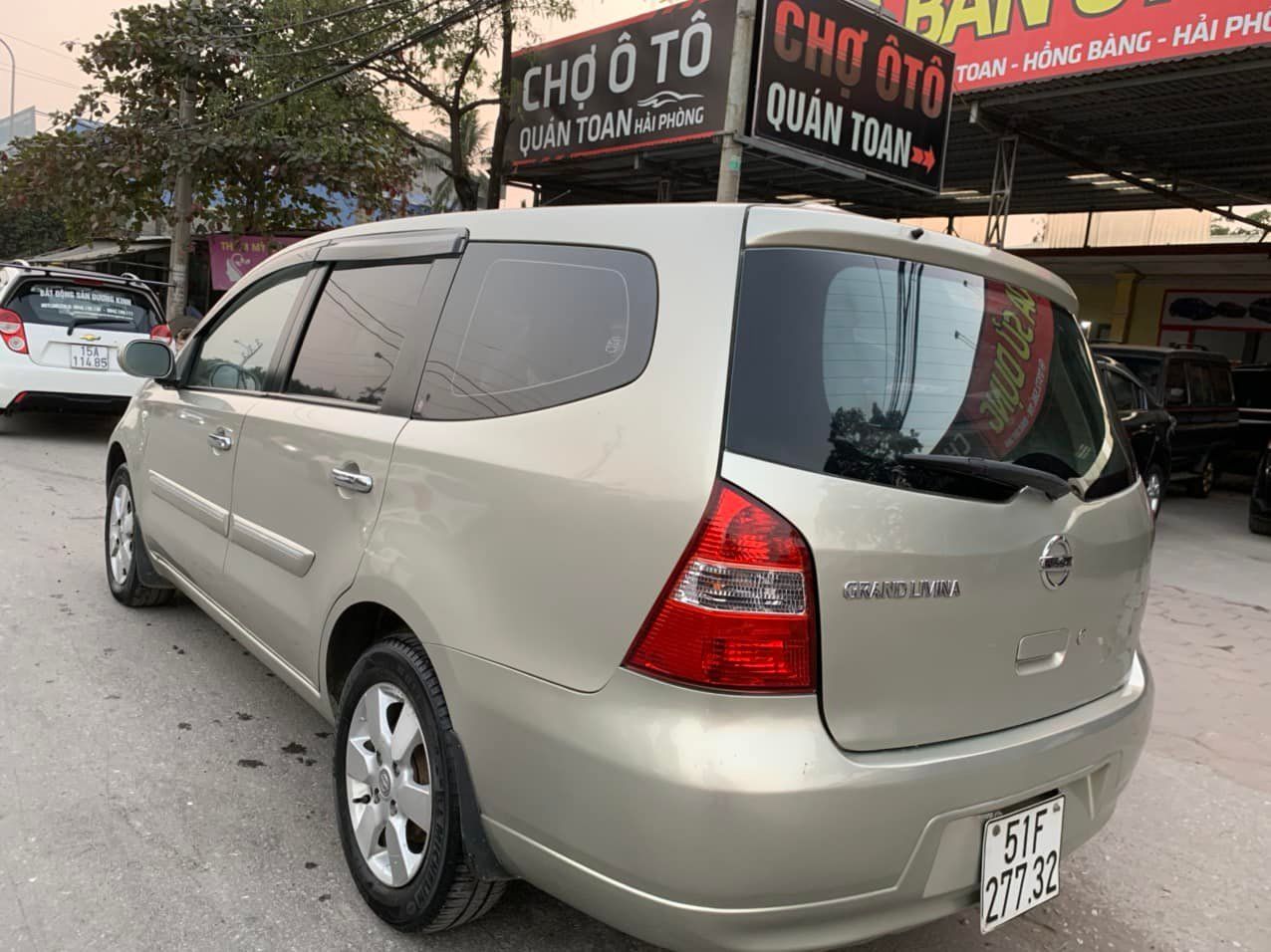 Nissan Livina AT 2011 - Cần bán xe Nissan Livina AT sản xuất năm 2011, màu bạc