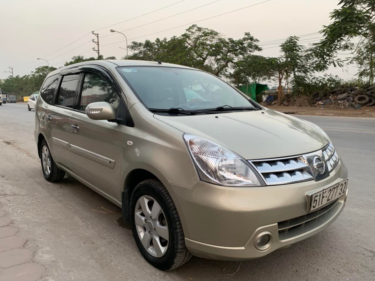 Nissan Livina AT 2011 - Cần bán xe Nissan Livina AT sản xuất năm 2011, màu bạc