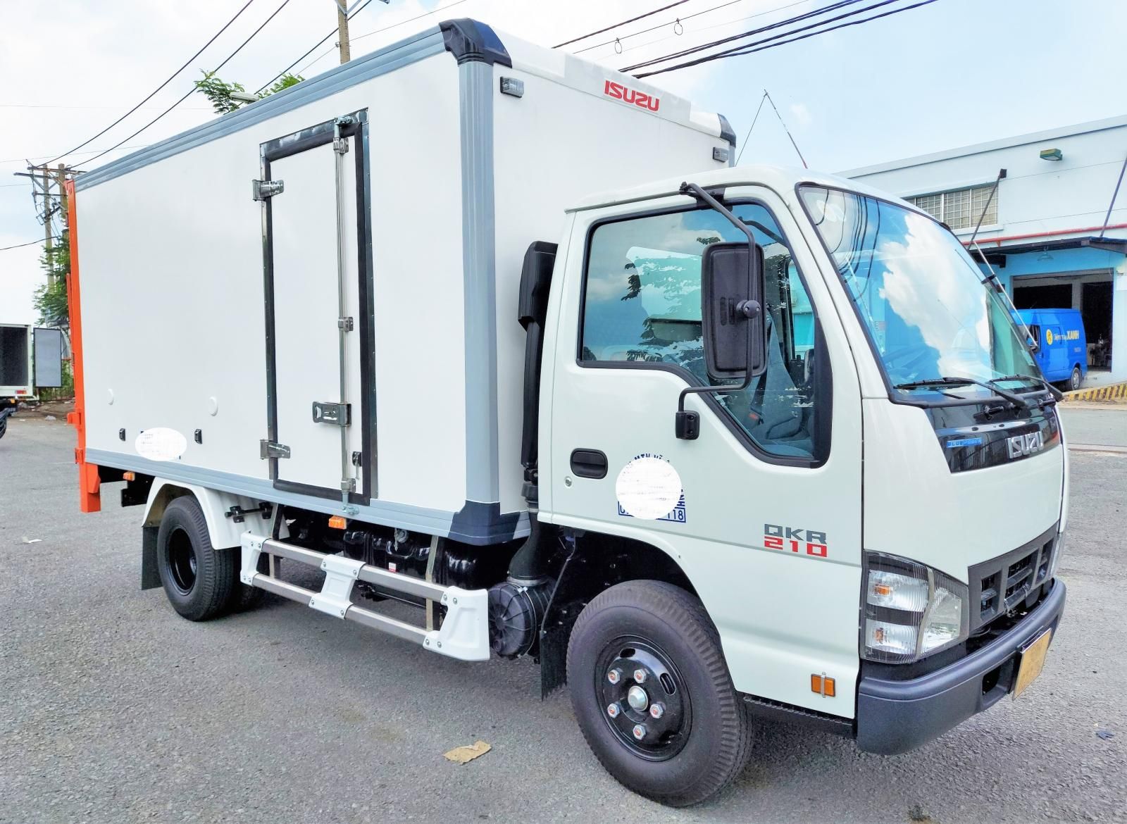 Isuzu QKR 2022 - Xe tải Isuzu QKR 2 tấn thùng kín bửng nâng