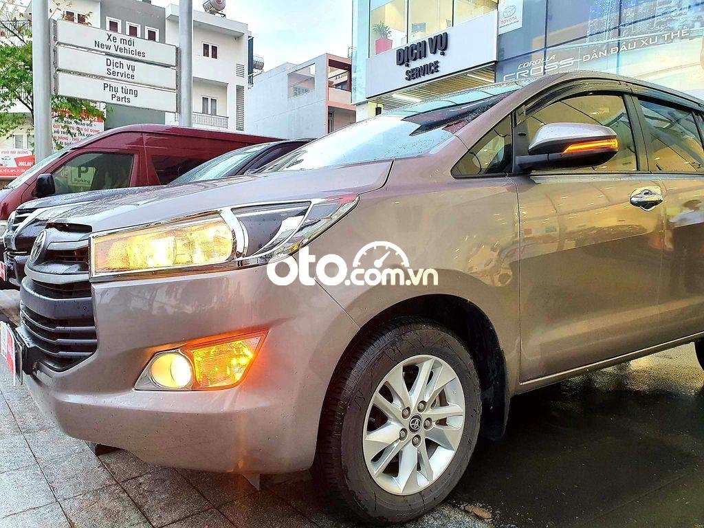 Toyota Innova 2018 - Bán xe Toyota Innova sản xuất năm 2018, màu nâu, giá 535tr