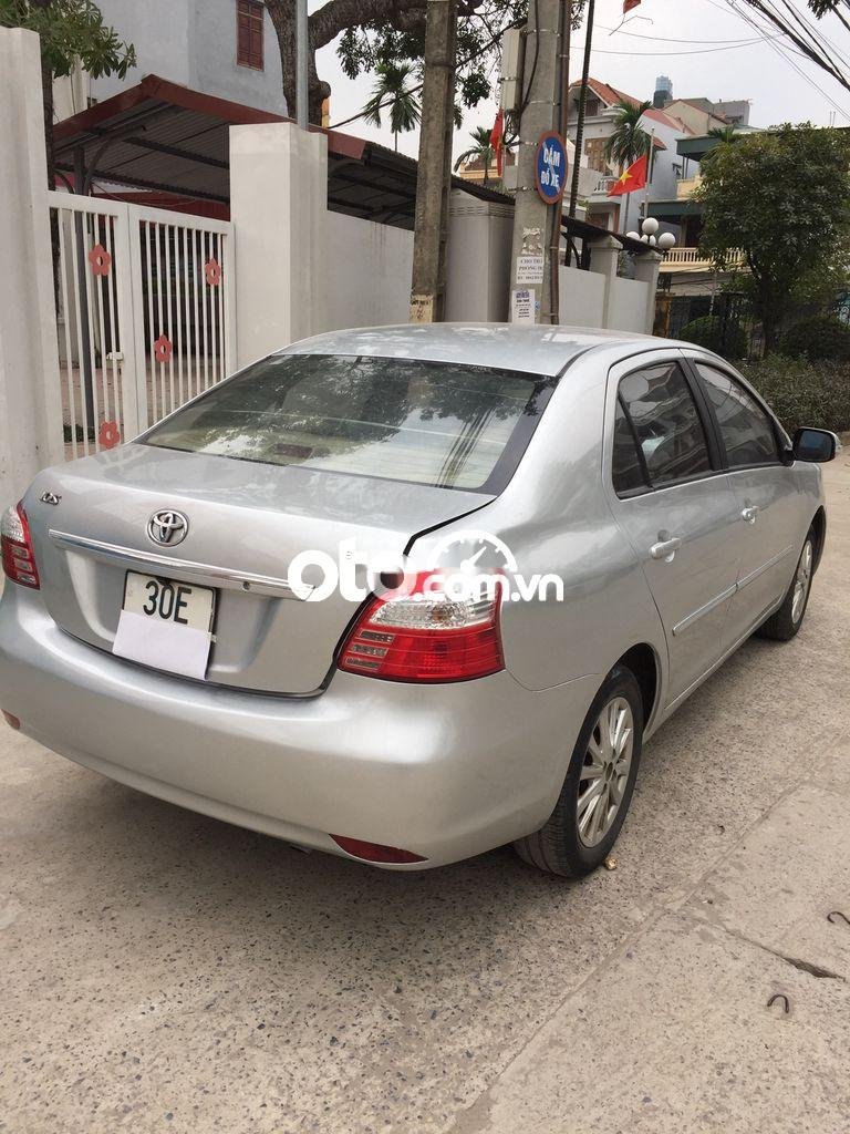 Toyota Vios MT 2011 - Bán Toyota Vios MT sản xuất 2011, màu bạc xe gia đình