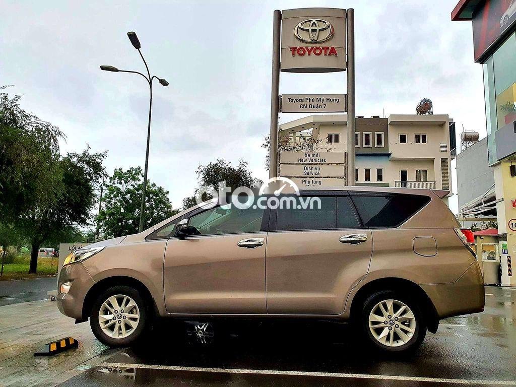 Toyota Innova 2018 - Bán xe Toyota Innova sản xuất năm 2018, màu nâu, giá 535tr