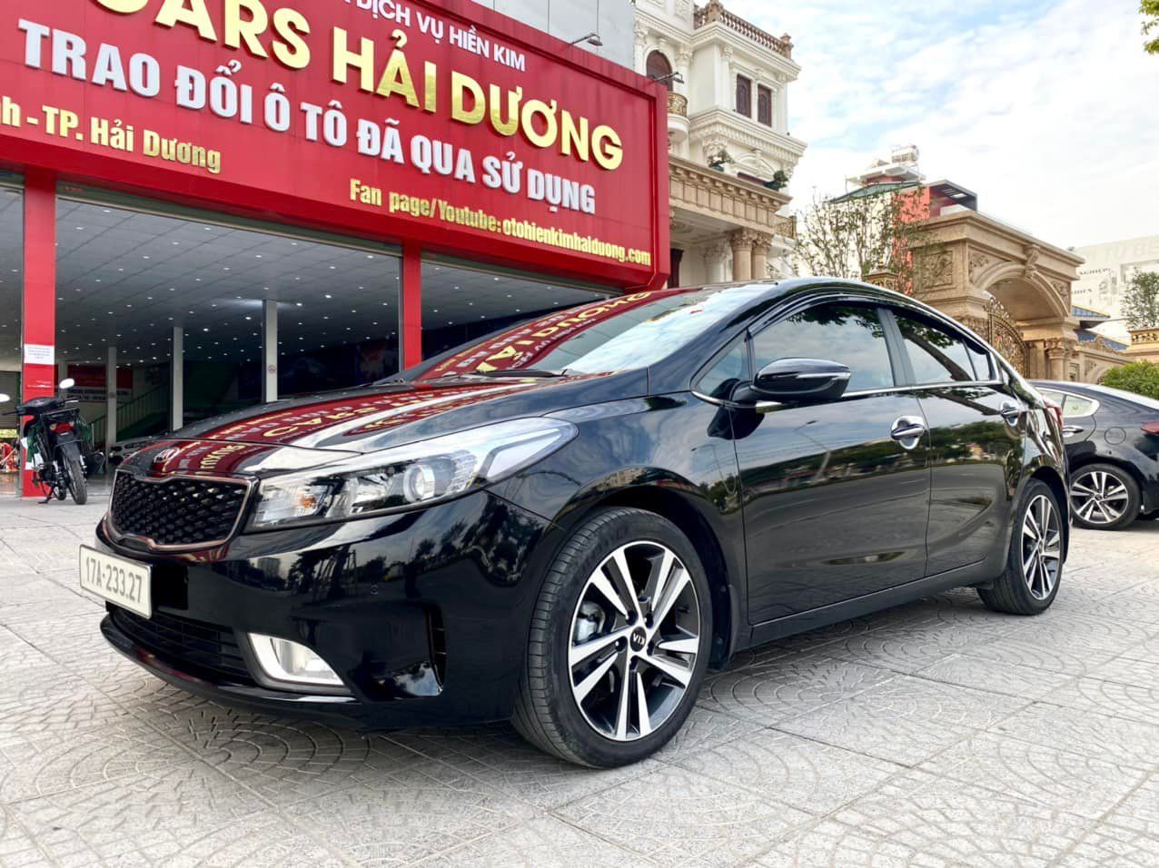 Kia Cerato 1.6AT 2018 - Cần bán lại xe Kia Cerato 1.6AT năm 2018, màu đen giá cạnh tranh