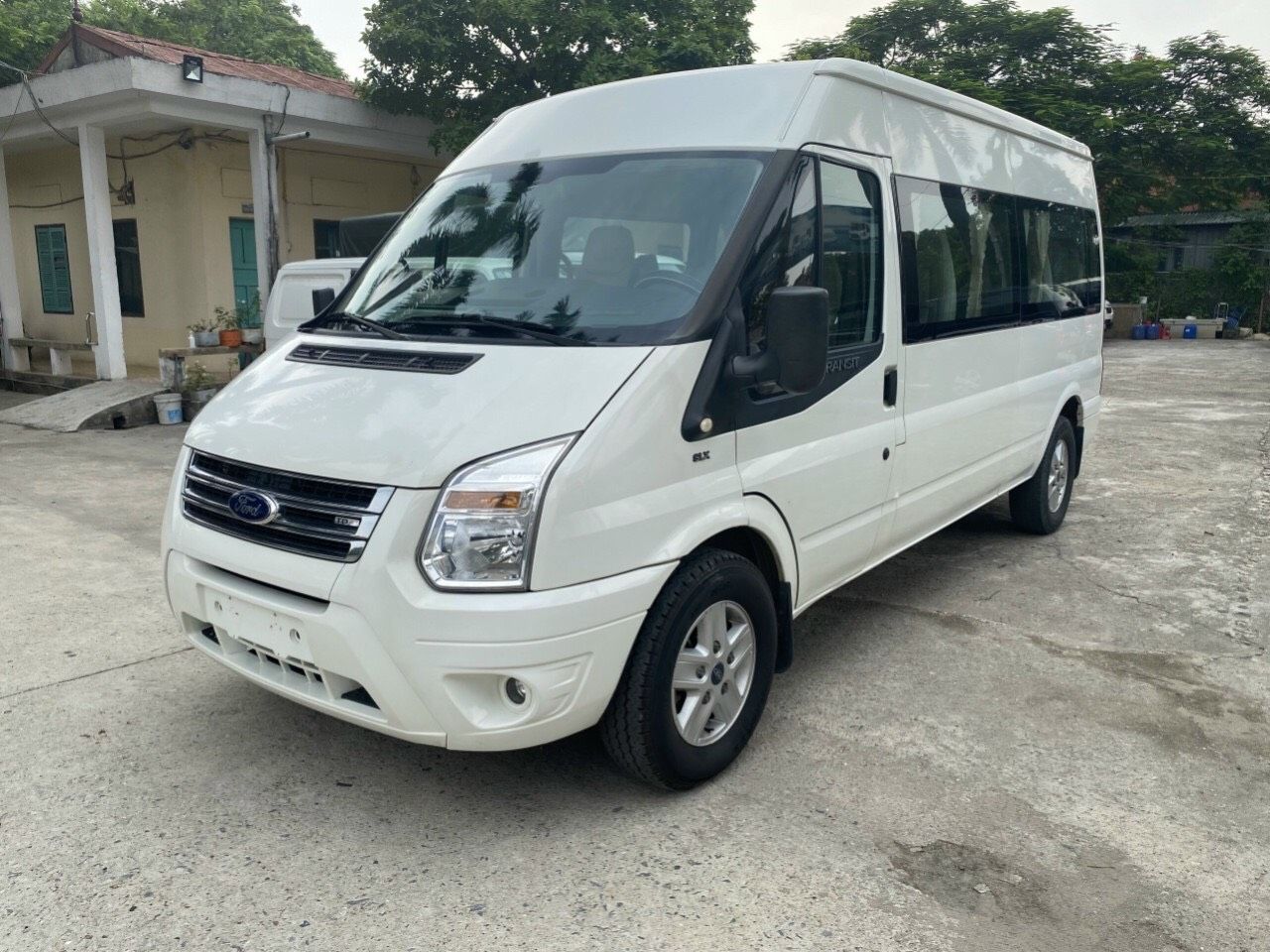 Ford Transit 2015 - Ford Transit 16 chỗ bản cao cấp Luxury đời 2015, chính chủ từ mới, xe chuyên đưa đón nhân viên khách sạn