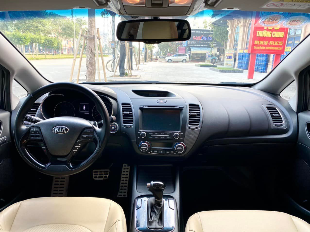 Kia Cerato 1.6AT 2018 - Cần bán lại xe Kia Cerato 1.6AT năm 2018, màu đen giá cạnh tranh