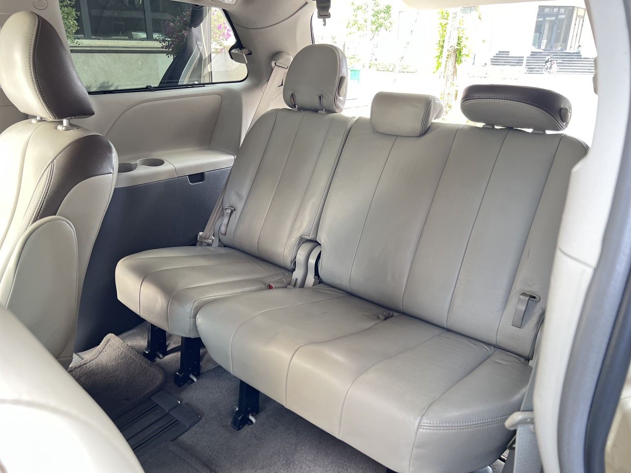 Toyota Sienna 2011 - Cần bán Toyota Sienna 3.5LE sản xuất 2011, màu vàng, xe nhập, một đời chủ từ đầu, xe rất mới