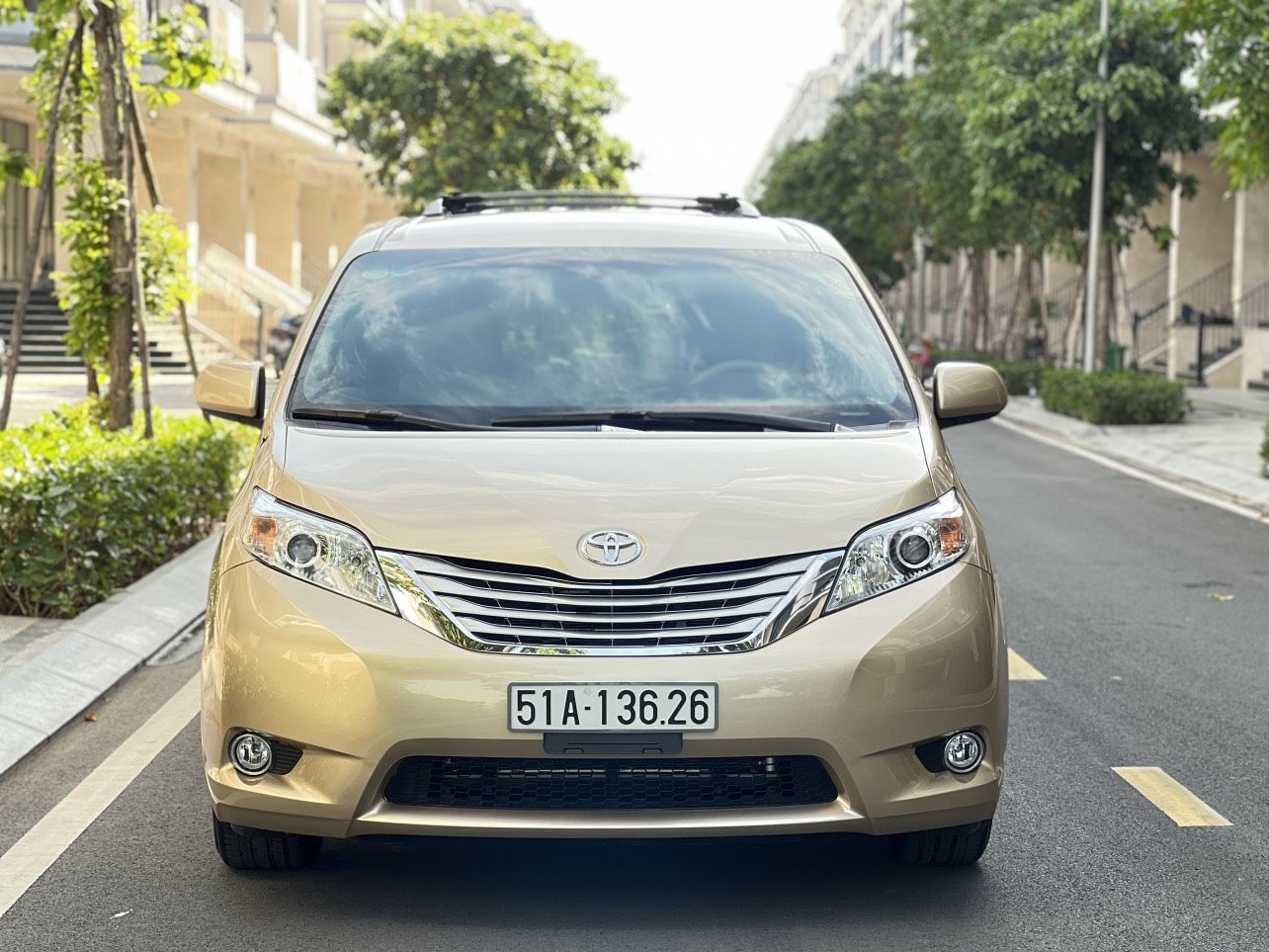 Toyota Sienna 2011 - Cần bán Toyota Sienna 3.5LE sản xuất 2011, màu vàng, xe nhập, một đời chủ từ đầu, xe rất mới