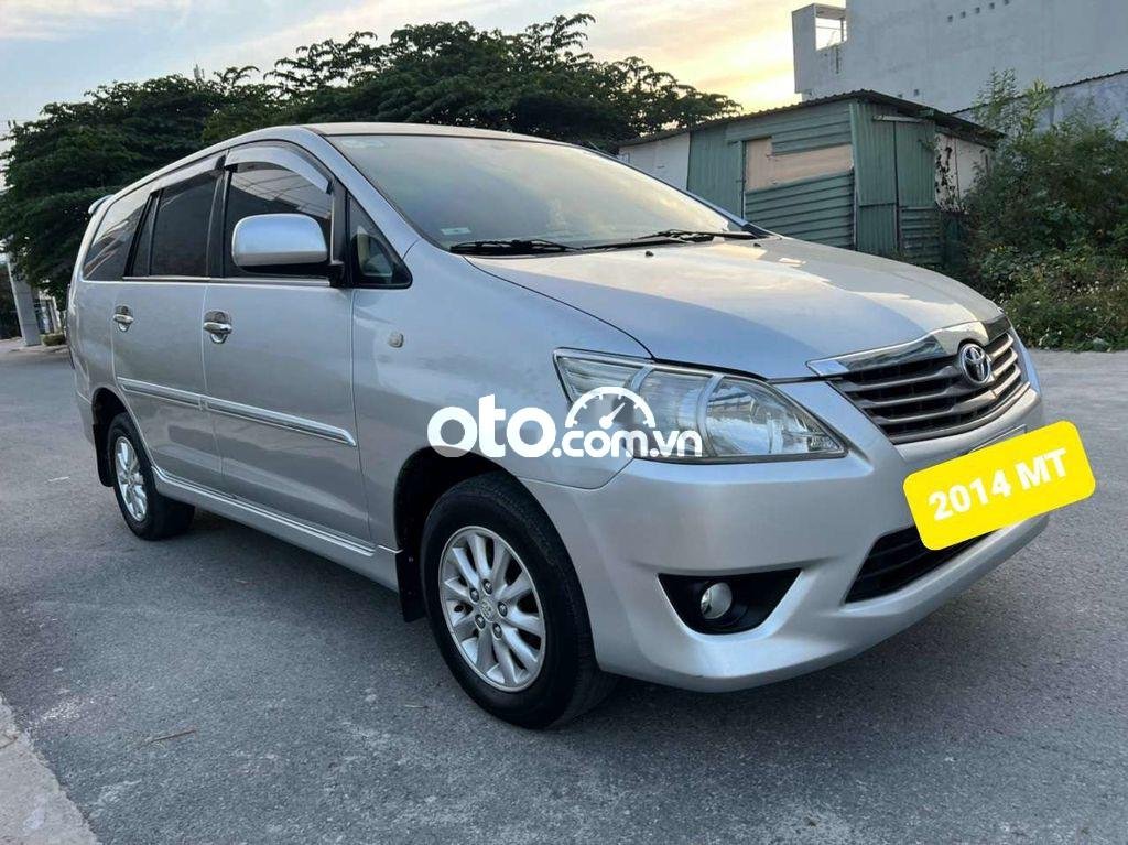 Toyota Innova E 2014 - Bán ô tô Toyota Innova E năm sản xuất 2014, màu bạc chính chủ, giá chỉ 355 triệu