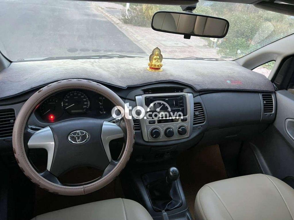 Toyota Innova E 2014 - Bán ô tô Toyota Innova E năm sản xuất 2014, màu bạc chính chủ, giá chỉ 355 triệu