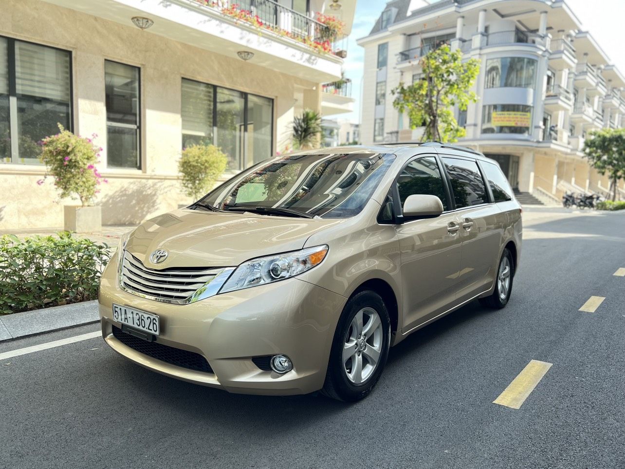 Toyota Sienna 2011 - Cần bán Toyota Sienna 3.5LE sản xuất 2011, màu vàng, xe nhập, một đời chủ từ đầu, xe rất mới