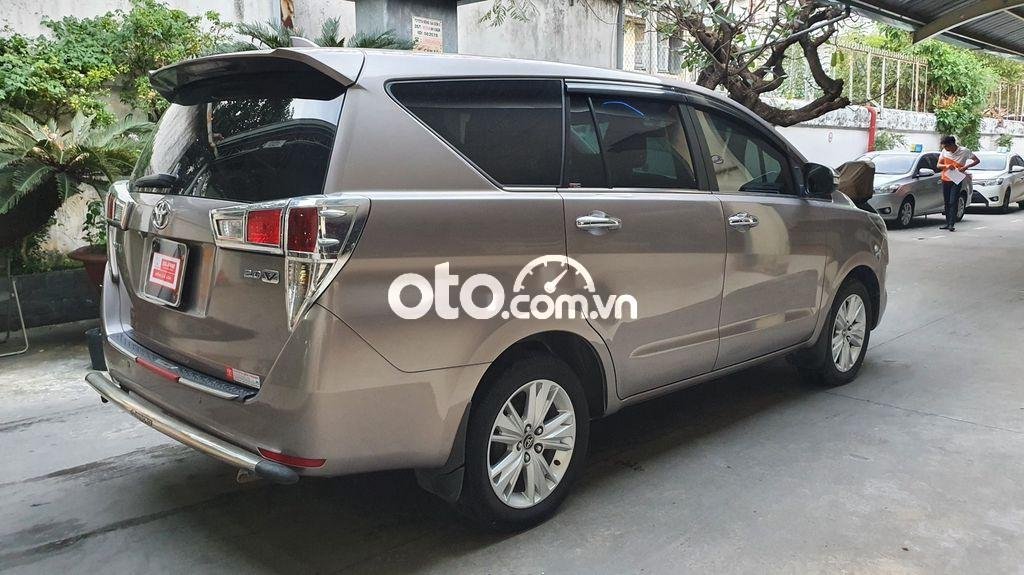 Toyota Innova   V AT 2017 - Cần bán lại xe Toyota Innova V AT năm 2017, màu xám, 690tr