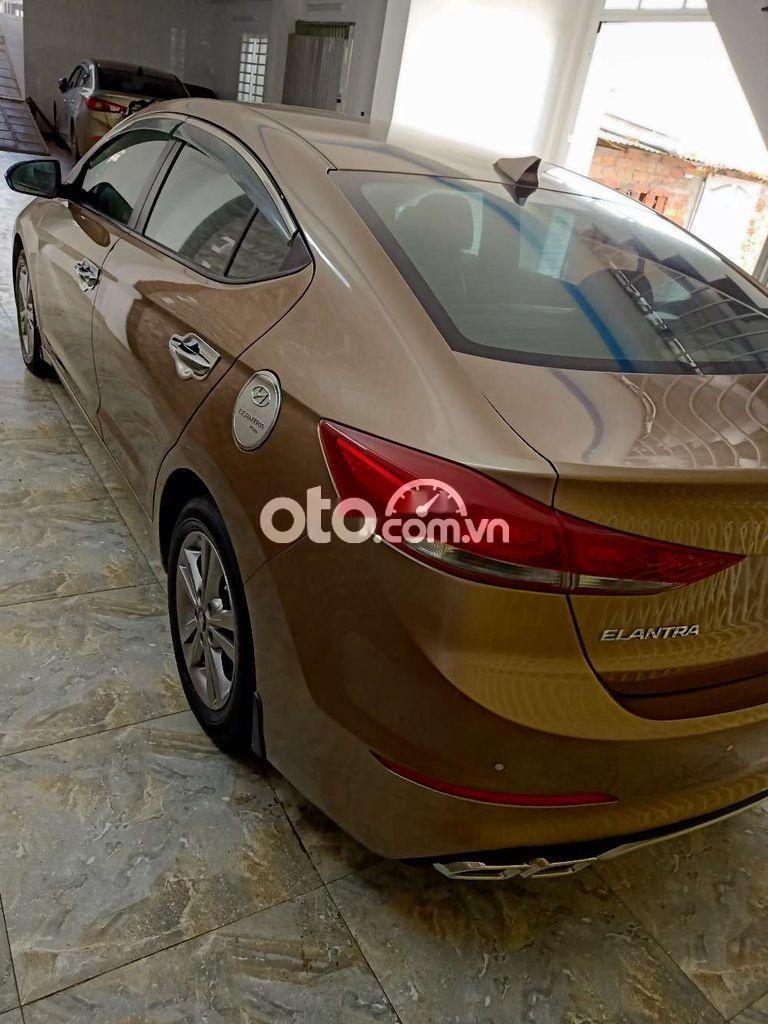 Hyundai Elantra   AT 2018 - Cần bán gấp Hyundai Elantra AT năm sản xuất 2018, màu nâu, xe nhập 